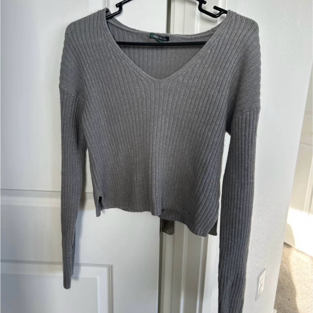 Cropped Gray Ribbed V-Neck Sweater Top